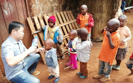 Tận tâm giúp trẻ em nghèo ở Kenya ảnh 1