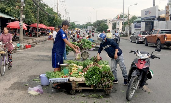 Đi chợ công nhân ảnh 1