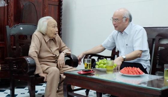 Lãnh đạo TPHCM thăm các gia đình chính sách ảnh 2