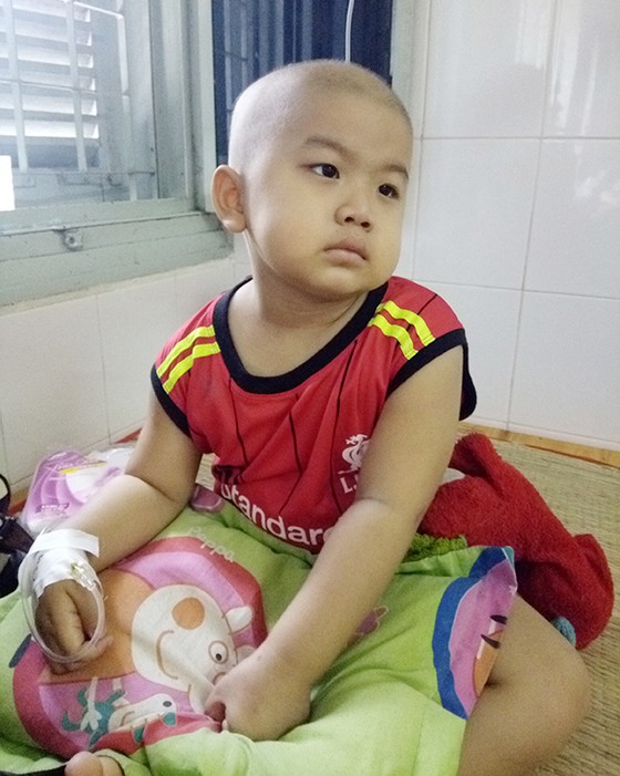 Con bệnh nặng, ba mẹ lao đao ảnh 1