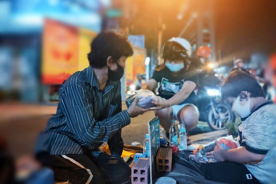 Hạn chế cho tiền, cho quà người lang thang xin ăn ảnh 1