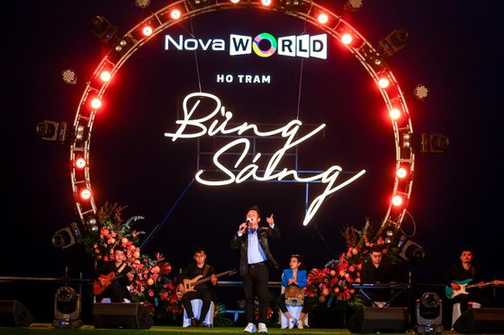 Bằng Kiều thể hiện loạt bài hit trên sân khấu biển Hồ Tràm ảnh 1