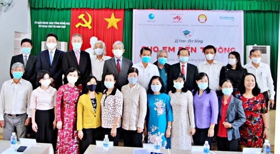 340 học sinh ở Đồng Nai nhận học bổng 'Cho em đến trường' ảnh 1
