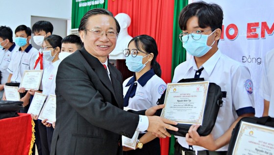 340 học sinh ở Đồng Nai nhận học bổng 'Cho em đến trường' ảnh 2
