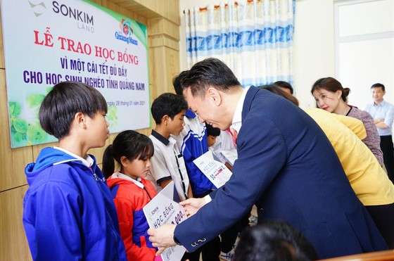 Trao học bổng vì một cái tết đủ đầy cho học sinh nghèo tỉnh Quảng Nam ảnh 1