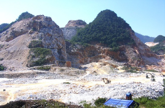 Những ngọn núi ở huyện Quỳ Hợp (Nghệ An) bị đào bới tan hoang do khai thác đá trắng