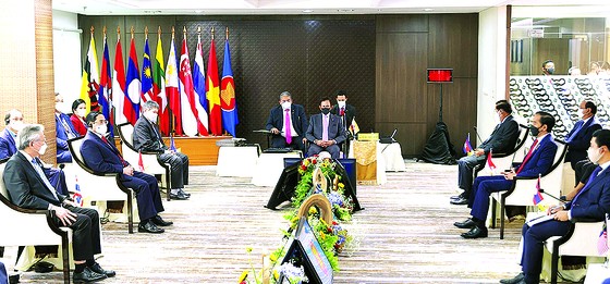 Hội nghị các nhà lãnh đạo ASEAN: Bàn giải pháp vượt qua giai đoạn khó khăn ảnh 1