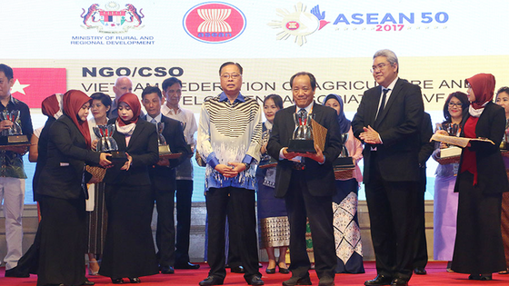 Tổng hội NN&PTNTVN nhận giải thưởng Sáng kiến ASEAN về Phát triển nông thôn và xóa đói giảm nghèo dà ảnh 1