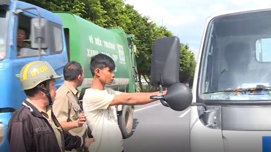 VIDEO: Bắt đối tượng ngáo đá dùng dao khống chế phụ nữ mang thai ảnh 1
