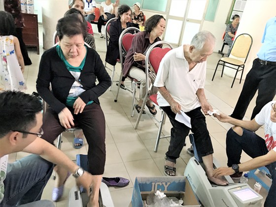 Phòng chống bệnh xương khớp ở người già ảnh 1