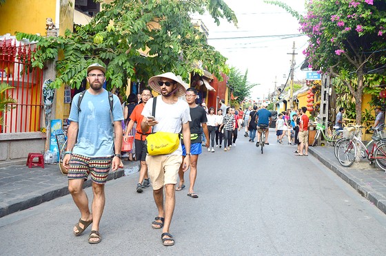 Hội An lo quá tải du khách ảnh 1
