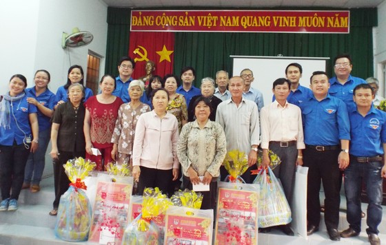 Thăm và tặng quà tết gia đình chính sách vùng căn cứ ảnh 1