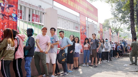 VIDEO: Người hâm mộ xếp hàng dài chờ vé giao lưu U23 Việt Nam ảnh 1