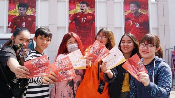 VIDEO: Người hâm mộ xếp hàng dài chờ vé giao lưu U23 Việt Nam ảnh 5
