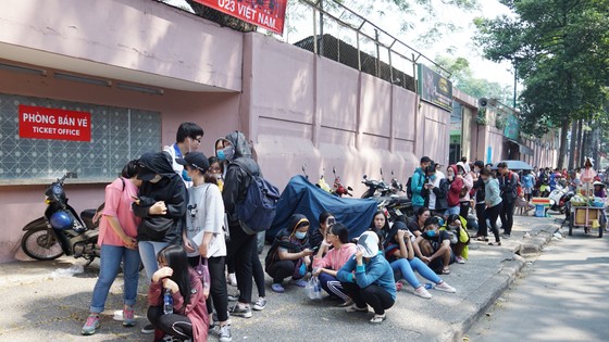 VIDEO: Người hâm mộ xếp hàng dài chờ vé giao lưu U23 Việt Nam ảnh 7