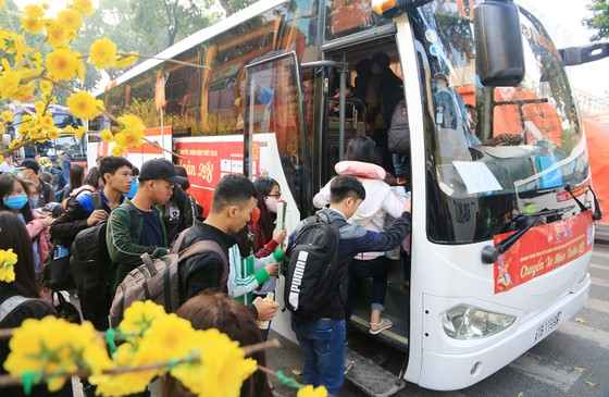 Chuyến xe mùa xuân đưa 3.000 sinh viên hoàn cảnh khó khăn về quê đón tết ảnh 9