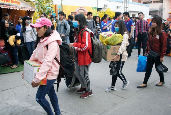 Chuyến xe mùa xuân đưa 3.000 sinh viên hoàn cảnh khó khăn về quê đón tết ảnh 7