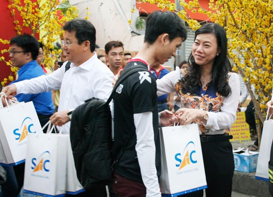Chuyến xe mùa xuân đưa 3.000 sinh viên hoàn cảnh khó khăn về quê đón tết ảnh 4