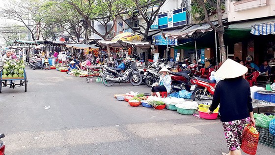 Xả hàng tràn ra phố ảnh 1