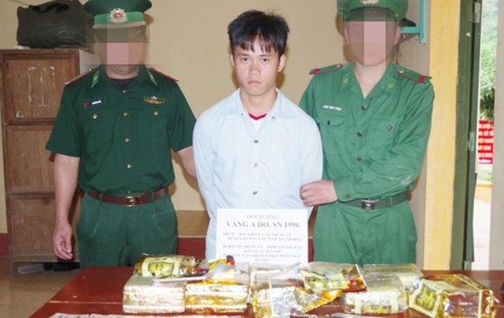 Bắt quả tang một nam thanh niên vận chuyển 10kg ma túy đá ra Hà Nội tiêu thụ ảnh 1