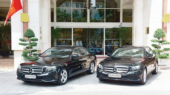 Mercedes-Benz bàn giao bộ đôi E 250 thế hệ mới (W213) cho khách sạn Rex: Những dấu ấn vượt thời gian ảnh 2