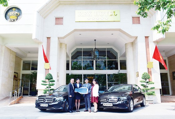 Mercedes-Benz bàn giao bộ đôi E 250 thế hệ mới (W213) cho khách sạn Rex: Những dấu ấn vượt thời gian ảnh 1