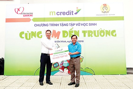 Trao tặng 1.000 suất quà đến con công nhân nhân dịp đầu năm học mới ảnh 1