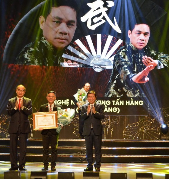 國家頒贈人民藝人、優秀藝人稱號儀式 華人畫家、龍獅藝人獲殊榮 ảnh 4