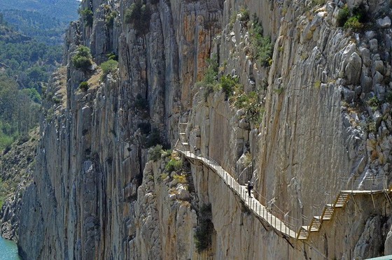 玻璃棧道懸崖吊橋?全球最不可思議的人行步道! ảnh 1