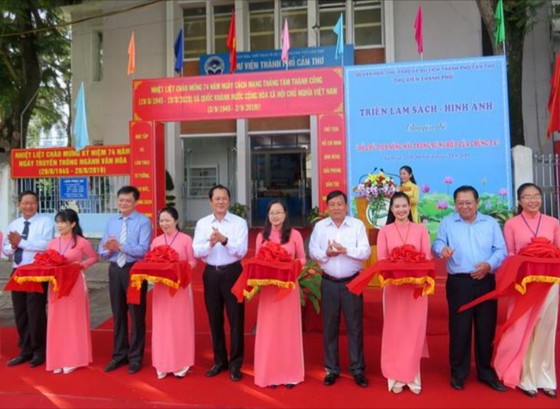 Triển lãm sách - ảnh "Chủ tịch Hồ Chí Minh sống mãi trong sự nghiệp của chúng ta" ảnh 1