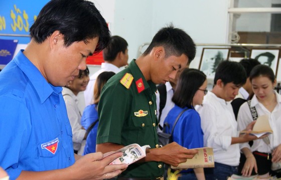 Triển lãm sách - ảnh "Chủ tịch Hồ Chí Minh sống mãi trong sự nghiệp của chúng ta" ảnh 3