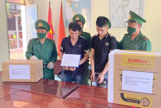 Bắt 2 đối tượng vận chuyển 40kg ma túy đá từ Campuchia về Việt Nam ảnh 1