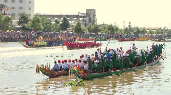 Sôi nổi lễ hội đua ghe ngo Sóc Trăng 2020 ảnh 2