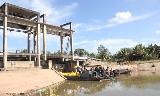 Mặn bắt đầu tấn công các cửa sông ĐBSCL ảnh 1