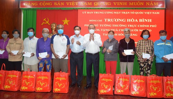 Đồng chí Trương Hòa Bình thăm, tặng quà Tết bà con nghèo tại Sóc Trăng ảnh 1