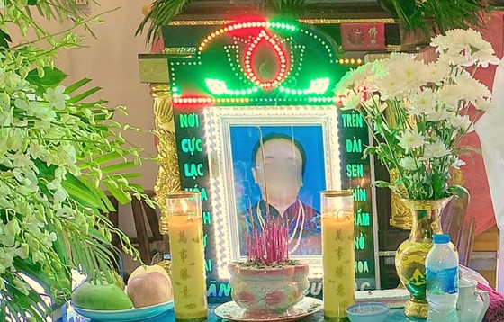 Mở quan tài khử trùng để phòng dịch Covid-19, bất ngờ phát hiện... 3 bao cát ảnh 1