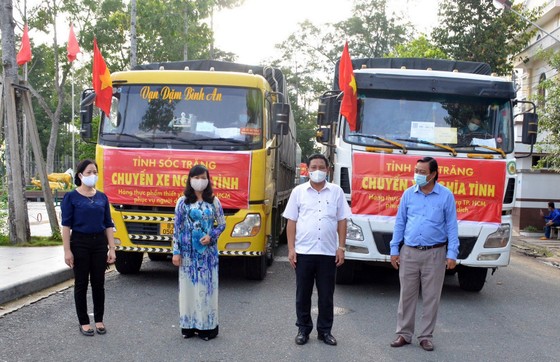 “Chuyến xe nghĩa tình” của người dân Sóc Trăng đến với đồng bào TPHCM ảnh 1
