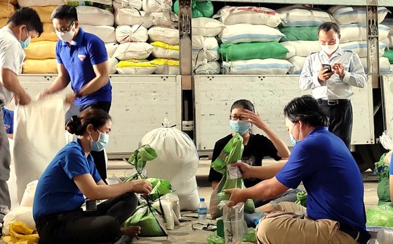 Hơn 60 tấn hàng thiết yếu tiếp tục được chuyển đi hỗ trợ đồng bào TPHCM ảnh 2