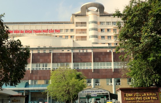 8 cán bộ, nhân viên y tế Bệnh viện Đa khoa TP Cần Thơ nghi mắc Covid-19 ảnh 1