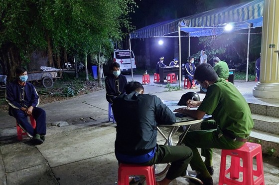 Đội mai táng thuê xe cấp cứu để vượt chốt kiểm dịch Covid-19 đi phục vụ đám tang ảnh 1