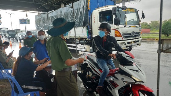ĐBSCL: Nhiều địa phương tiếp tục giãn cách xã hội theo Chỉ thị 16 ảnh 2