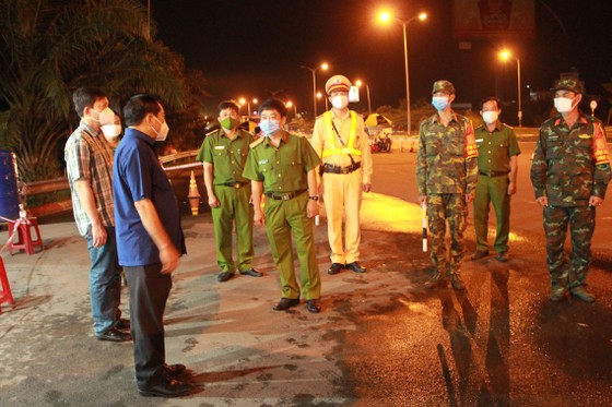 Giám đốc Công an TP Cần Thơ trao quà cho người dân về quê ảnh 1