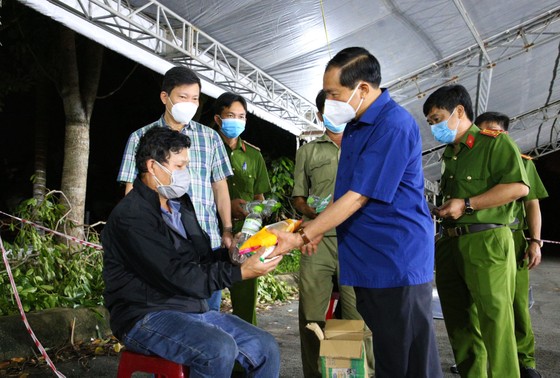 Giám đốc Công an TP Cần Thơ trao quà cho người dân về quê ảnh 4