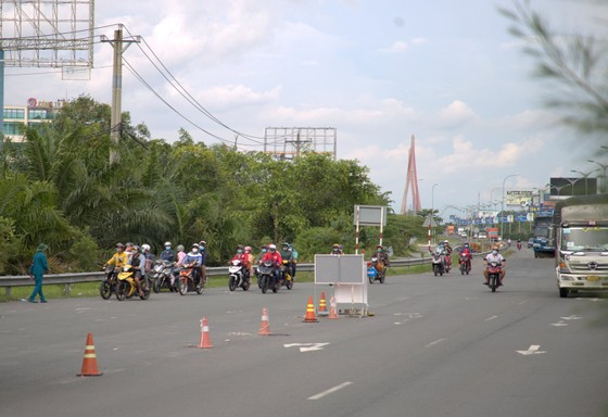 Giám đốc Công an TP Cần Thơ trao quà cho người dân về quê ảnh 5