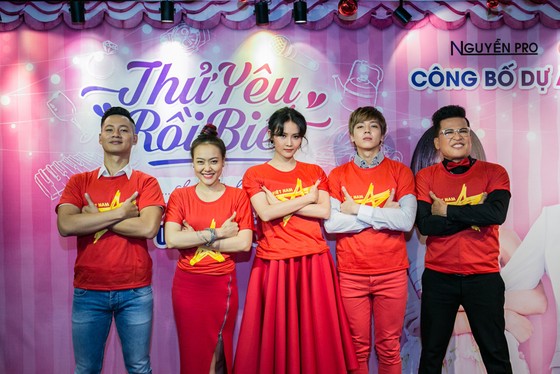 Cả đoàn phim diện sắc đỏ cổ vũ U23 Việt Nam ảnh 1