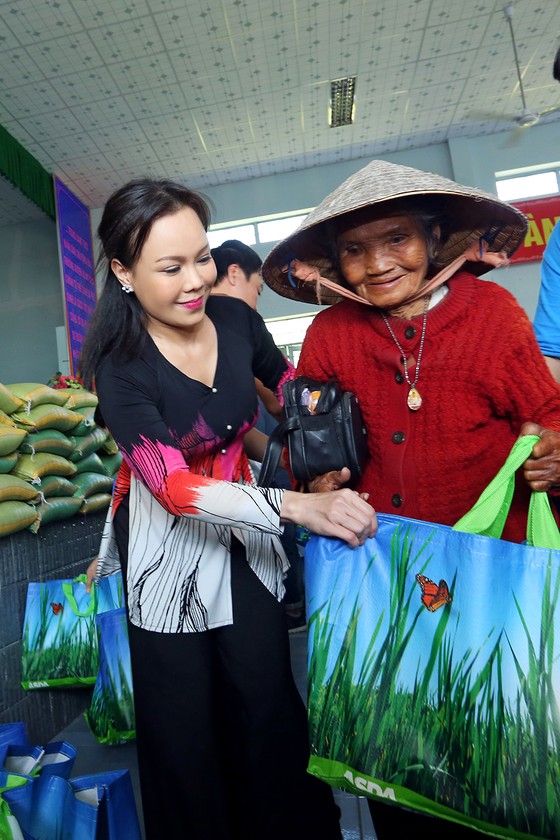 Việt Hương không nhận show, đi trao quà tết sớm ảnh 1