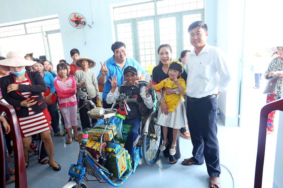 Việt Hương không nhận show, đi trao quà tết sớm ảnh 3