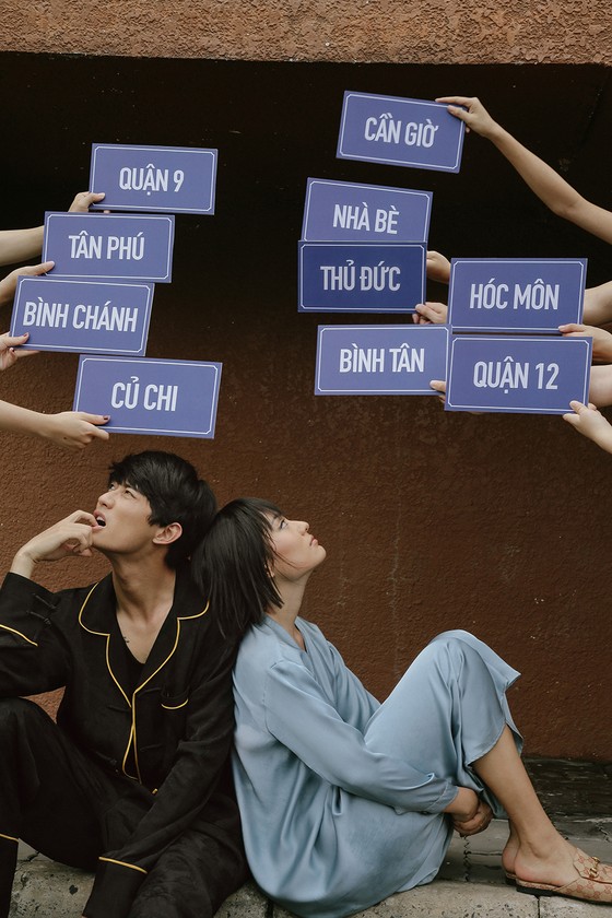 Cặp đôi 'Sài Gòn trong cơn mưa' chụp ảnh “check in” khắp thành phố ảnh 17