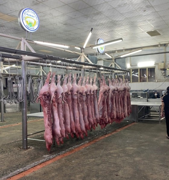 Chợ, siêu thị ở TPHCM ế ẩm khi hoạt động trở lại ảnh 4