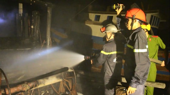 Đà Nẵng: Điều tra nguyên nhân một tàu cá bị cháy ảnh 1